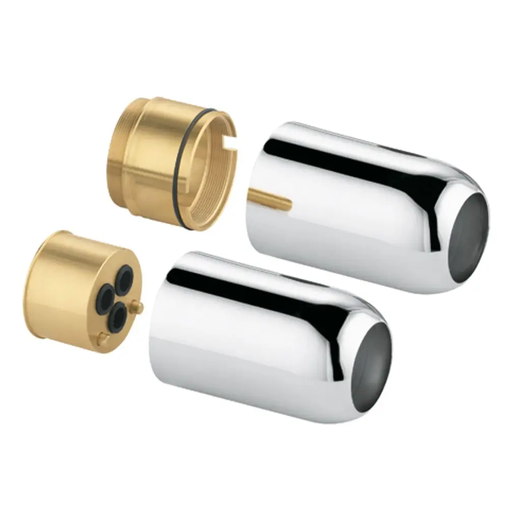 Ersatzteile von Kludi, bestehend aus zwei verchromten Kappen und einem goldfarbenen Adapter mit Dichtungen für Wasserleitungen.